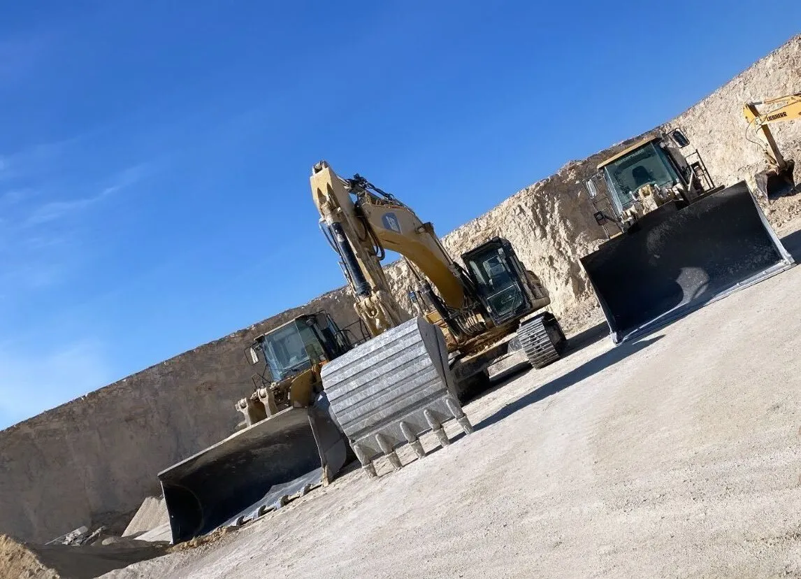Excavadora y palas cargadoras en la cantera